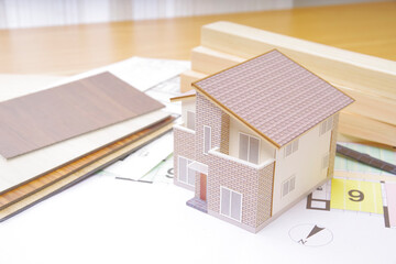 家づくりイメージの住宅模型と設計図