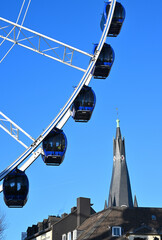 Leuchtendes Riesenrad, Lambertus Kirche und Schifffahrtsmuseum bei Weihnachten in D&uuml;sseldorf, Deutschland
