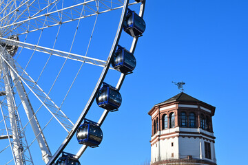 Leuchtendes Riesenrad, Lambertus Kirche und Schifffahrtsmuseum bei Weihnachten in D&uuml;sseldorf, Deutschland