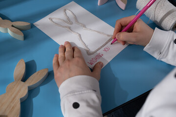 Easter bunny made of rope using hot glue Sustainable preparation Diy process of making handmade greeting cards. Step by step activity for children. Inclusive and responsible stress relief holiday