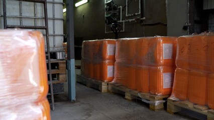 Automatic packing machine wrapping pallet of plastic drums