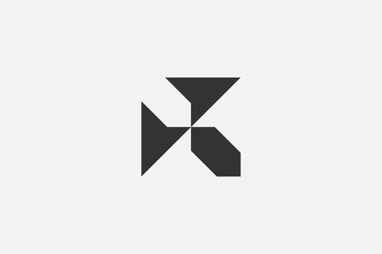 Modern KY letter logo yang terbuat dari bentuk-bentuk segitiga geometris abstrak berwarna gelap, menunjukkan kesan gerakan, teknologi, dan inovasi.