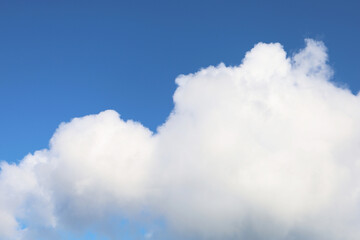 Obraz premium Blue sky background with white cloud