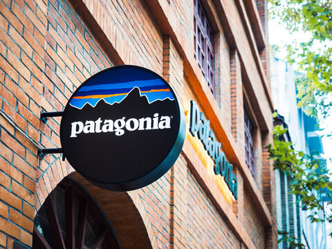 Patagonia Logo sign store front American outdoor clothing and gear : Chengdu, China - Nov 5, 2025 