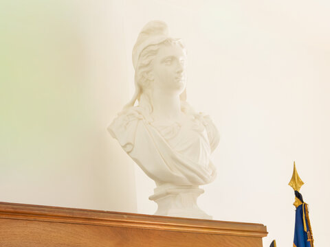 Buste de Marianne dans une mairie, symbole de la R&eacute;publique fran&ccedil;aise et de la d&eacute;mocratie
