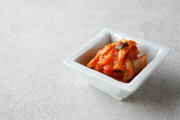 小鉢に盛り付けた少量の白菜キムチ