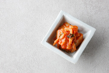 小鉢に盛り付けた少量の白菜キムチ