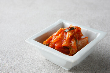 小鉢に盛り付けた少量の白菜キムチ