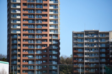 冬の朝の綺麗な青空と高層マンションの風景