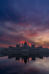 Naklejka premium Outstanding ancient Hungarian Parliament building at dawn and reflection in waters