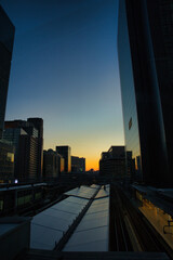 Fototapeta premium 深まりゆく蒼い夜空と、地平線に煌めく夕焼けが美しい大阪・梅田のスカイライン