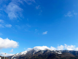 山頂に積もる雪と爽やかな青空
