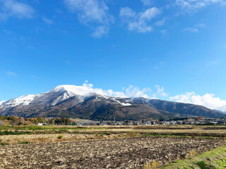 雪山と爽やかな青空の風景
