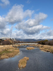 鴨川から見える雪のある北山の山並み