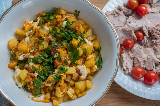 Huevos al estampido y pata de cerdo asada