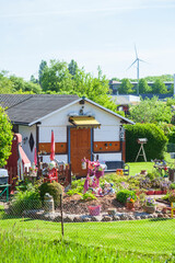 Gartenlaube mit Schrebergarten im Fr&uuml;hling, Bremerhaven, Bremen, Deutschland