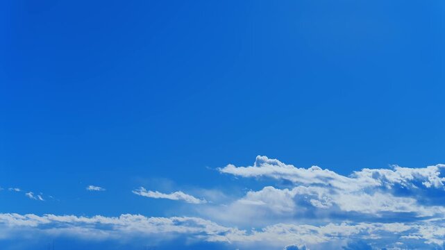 鮮やかな青空と湧き上がる白い雲のタイムラプス コピースペースあり