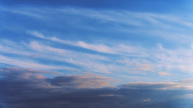 タイトル案: 夕暮れ時の青空に広がる美しいすじ雲と色づく雲のタイムラプス