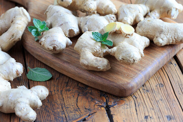 Ingwer
als Medizin f&uuml;r die  Hom&ouml;opathie auf einem Brett 