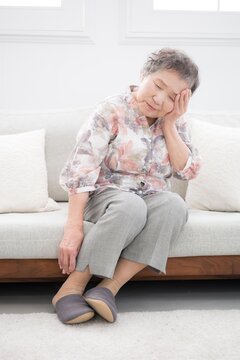 頭痛など頭が痛い体調が悪いシニアの後期高齢者女性のイメージ