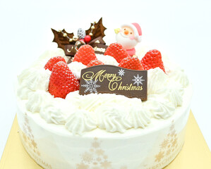 サンタが乗ったホールの苺クリスマスケーキ