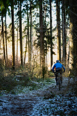 zwei Menschen beim Radfahren in der Natur abseits der Wege 