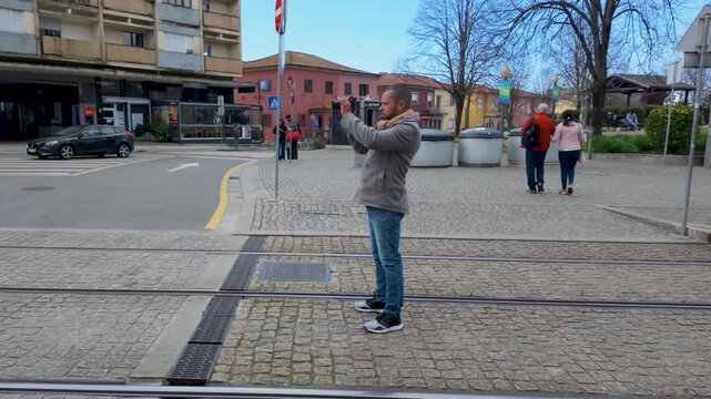 Cars and buses in Porto center.