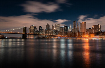 Obraz premium New York City Skyline at Night with Brooklyn Bridge