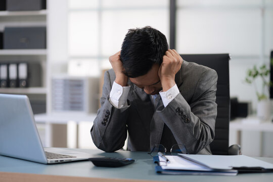Businessman are under stress from working for poor work.