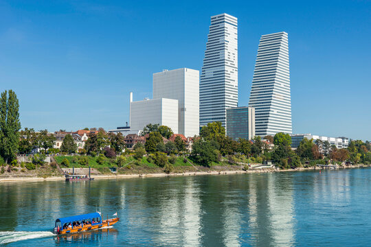 Stadtansicht von Basel mit Roche Tower und Rhein, Schweiz