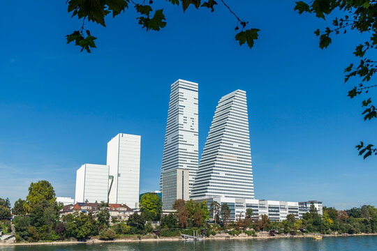 Stadtansicht von Basel mit Roche Tower und Rhein, Schweiz