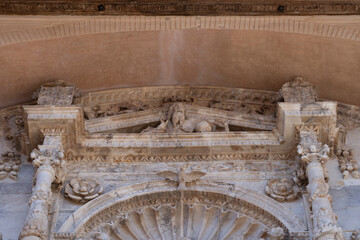 Obraz premium Intricate stone carvings above a grand entrance.. Collegiate Church of Santa María la Mayor, in Calatayud, Spain