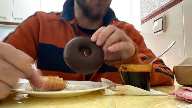 Desayunando caf&eacute;, pan tostado y donut dulce de chocolate en time lapse acelerado
