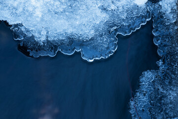 Lodowe wzory na wodzie &ndash; abstrakcyjna struktura lodu w zimnych odcieniach