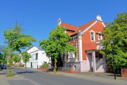 haldensleben, deutschland - sanierte h&auml;user vor blauem himmel