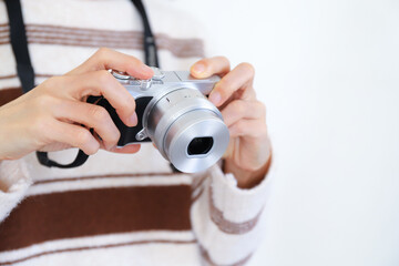 カメラを構える女性の手元