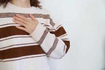 胸を押さえる女性　不安