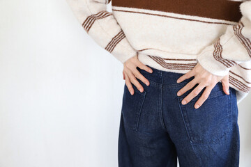 腰の痛みを感じる女性