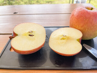 半分にカットした赤い林檎。