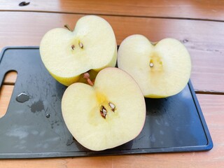 半分にカットした黄色りんごと赤い林檎。