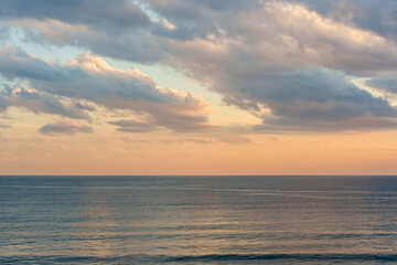 Obraz premium Beautiful seascape with colorful clouds and sky in the evening.