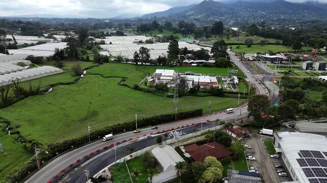 Video a&eacute;reo capturado con drone, sobre el Tramo 2 de la doble calzada de La Ceja a Rionegro, en construcci&oacute;n, Diciembre de 2025