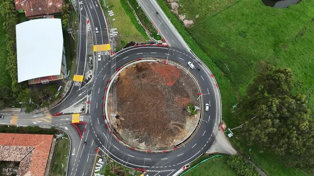 Video a&eacute;reo capturado con drone, sobre el Tramo 2 de la doble calzada de La Ceja a Rionegro, en construcci&oacute;n, Diciembre de 2025