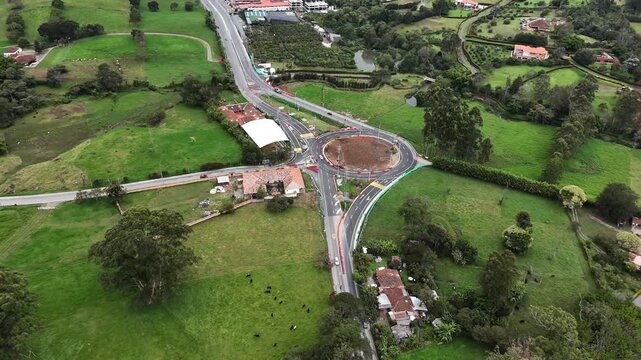 Video a&eacute;reo capturado con drone, sobre el Tramo 2 de la doble calzada de La Ceja a Rionegro, en construcci&oacute;n, Diciembre de 2025