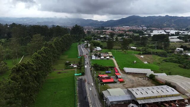 Video a&eacute;reo capturado con drone, sobre el Tramo 2 de la doble calzada de La Ceja a Rionegro, en construcci&oacute;n, Diciembre de 2025