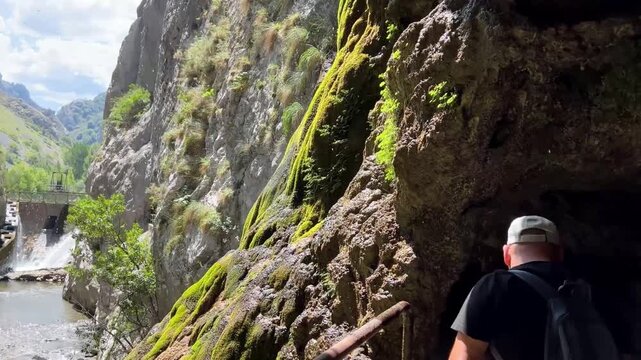 Hombre se&ntilde;alando gotas de agua en ruta del Cares