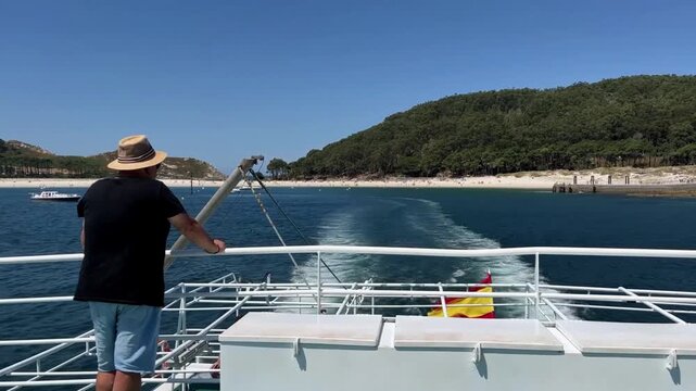 Turista observando el mar y las Islas C&iacute;es desde barco