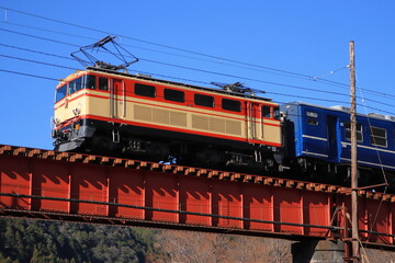 正月のしめ飾りを掲げて鉄橋を渡る大井川鐡道E32形機関車_2026/1/3撮影