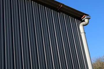 Bâtiment en bardage noir gris anthracite, lame verticale