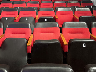 Obraz premium Empty red and black theater seats
